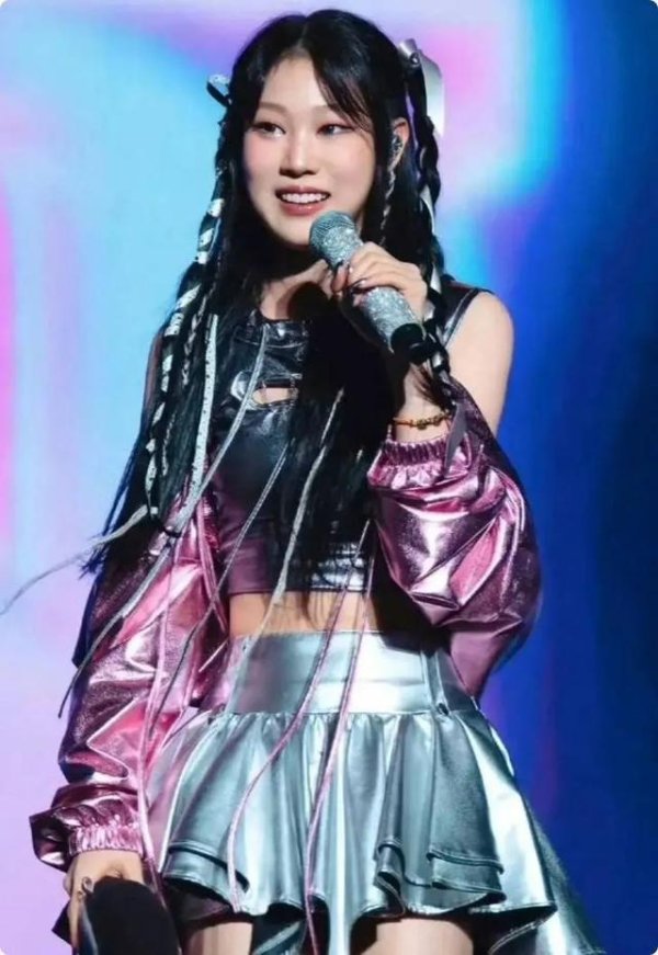 楠希配资 小沈阳女儿新歌爆火，曾被嘲“最丑星二代”，爱与自信才是父母最大的托举